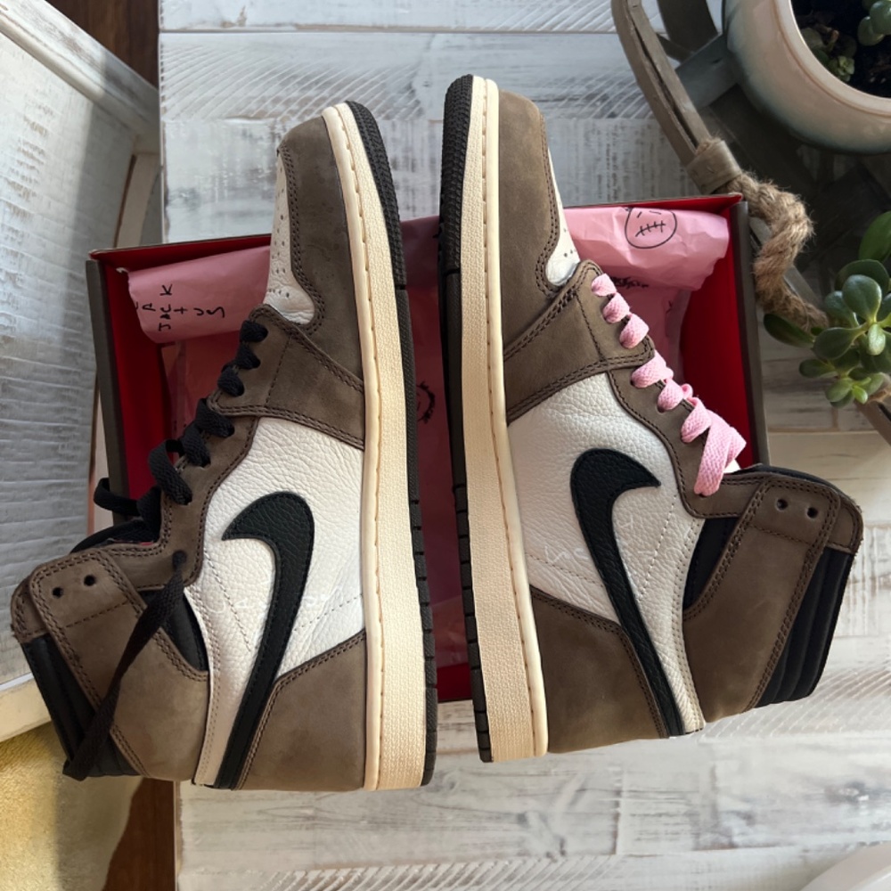 Travis Scott Jordan 1s - Picture 3 of 6